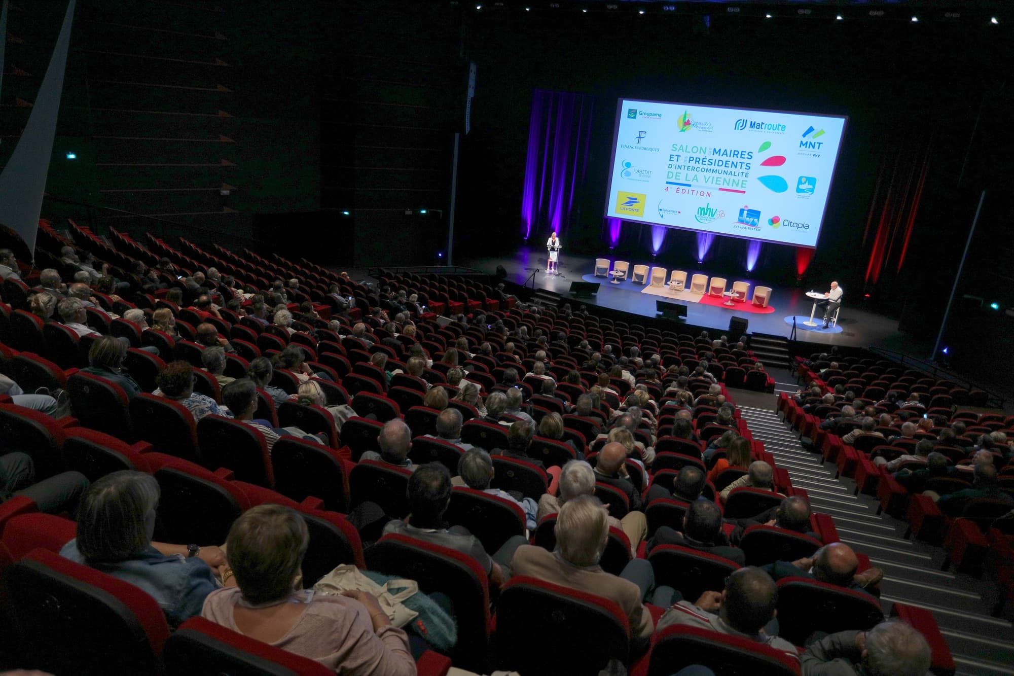 Élus réunis dans l'auditorium du Palais des Congrès