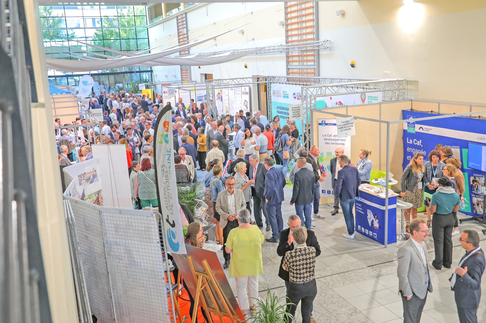 Vue plongeante sur le hall d'exposition pendant le salon
